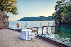 En la playa, arena blanca, toallas de playa
