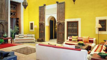 2 restaurants servant le déjeuner et le dßner, plats Cuisine marocaine