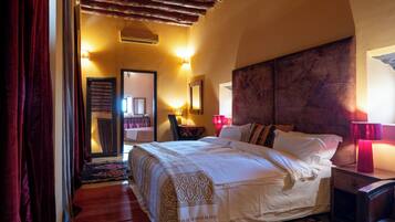 Presidential Suite | Ropa de cama de alta calidad, caja fuerte, decoración individual