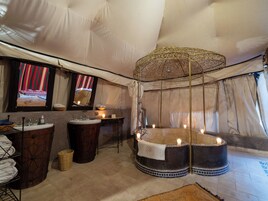 Barraca presidencial | Banheiro | Banheira de imersão, produtos de toalete grátis, secador de cabelo 