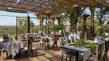 2 restaurants, lunch, dinner served; Moroccan cuisine