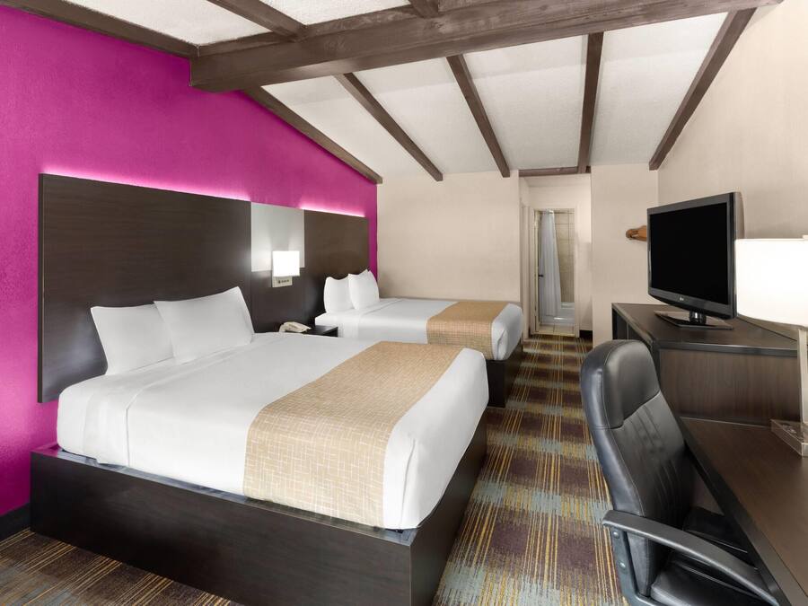 1 kamar tidur, bantalan ekstra lembut, dan meja kerja