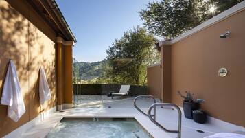 Private spa tub