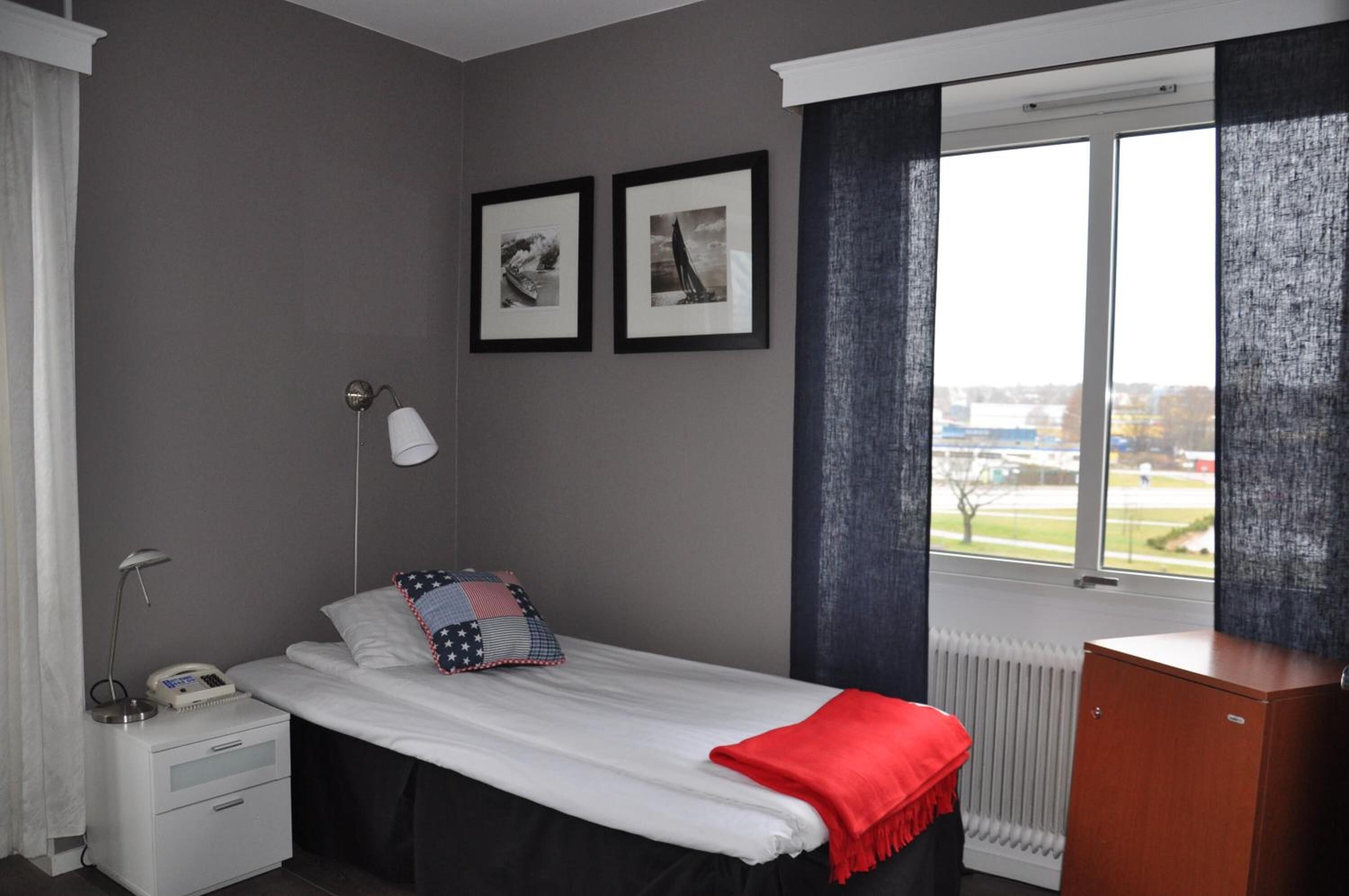 1 bedroom, pillow-top beds, iron/ironing board, free wifi