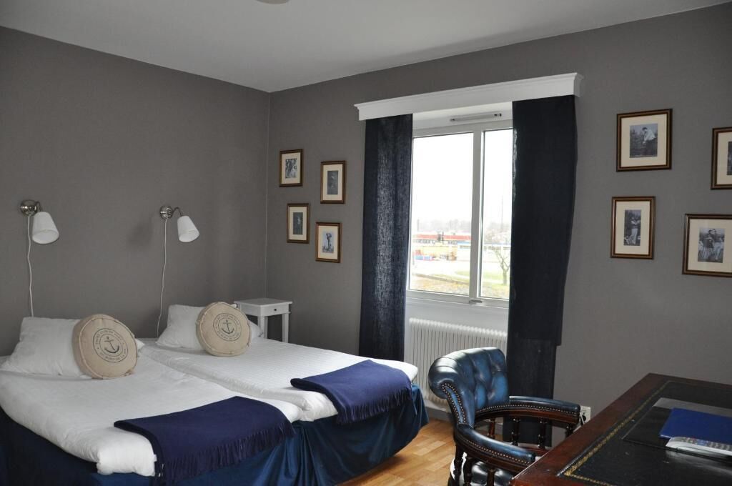 1 bedroom, pillow-top beds, iron/ironing board, free wifi