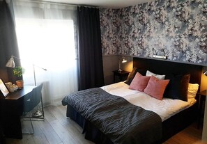 ピロートップベッド、アイロン / アイロン台、WiFi (無料)、ベッドシーツ