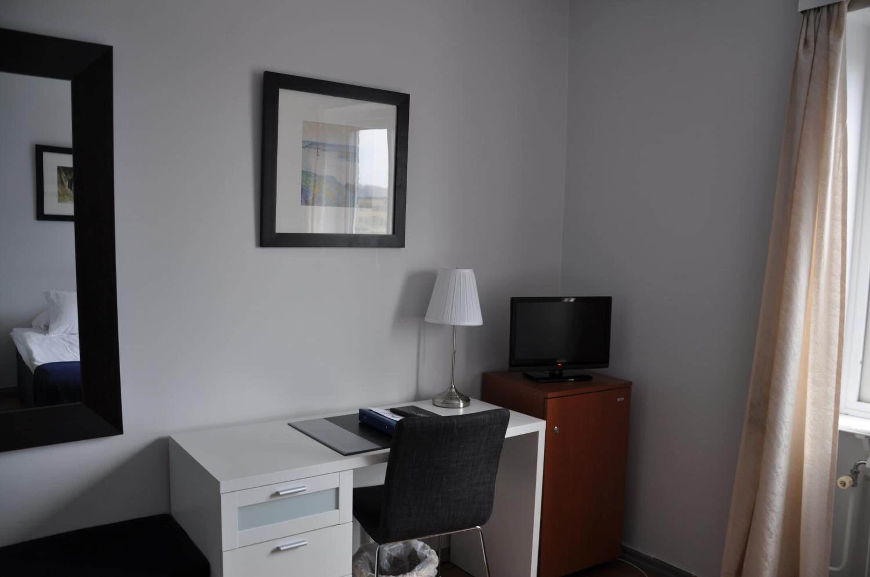 1 bedroom, pillow-top beds, iron/ironing board, free wifi