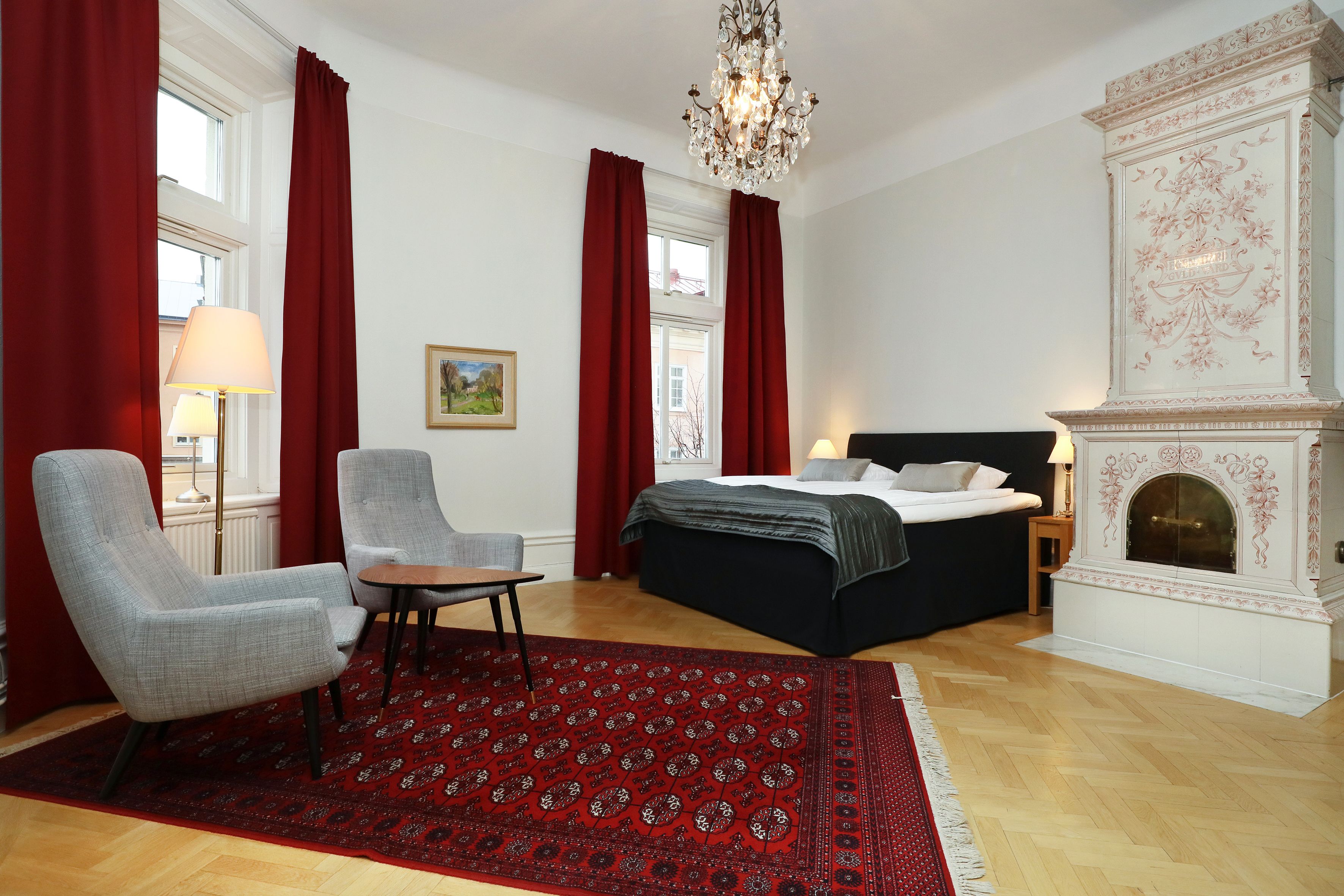 Skrivebord, blendingsgardiner, wi-fi (inkludert) og sengetøy