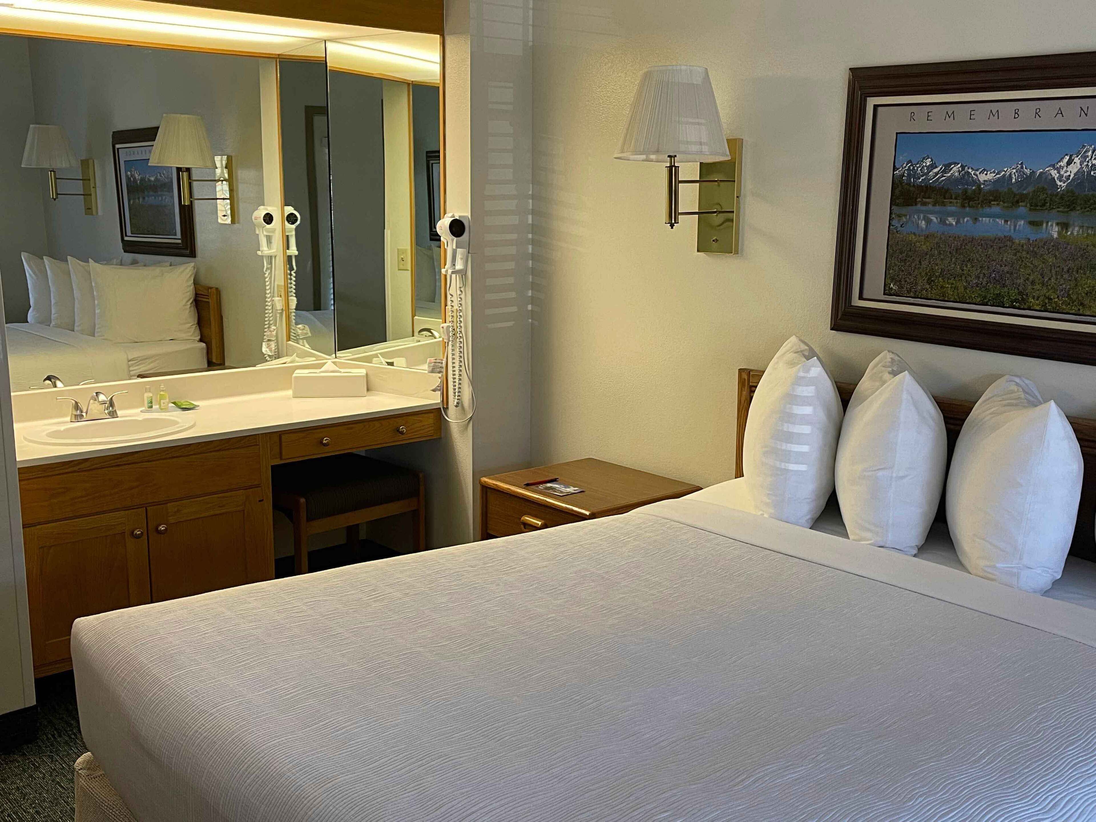 deluxe room, 1 queen bed | laptop workspace, iron/ironing board, travel cot, free wifi