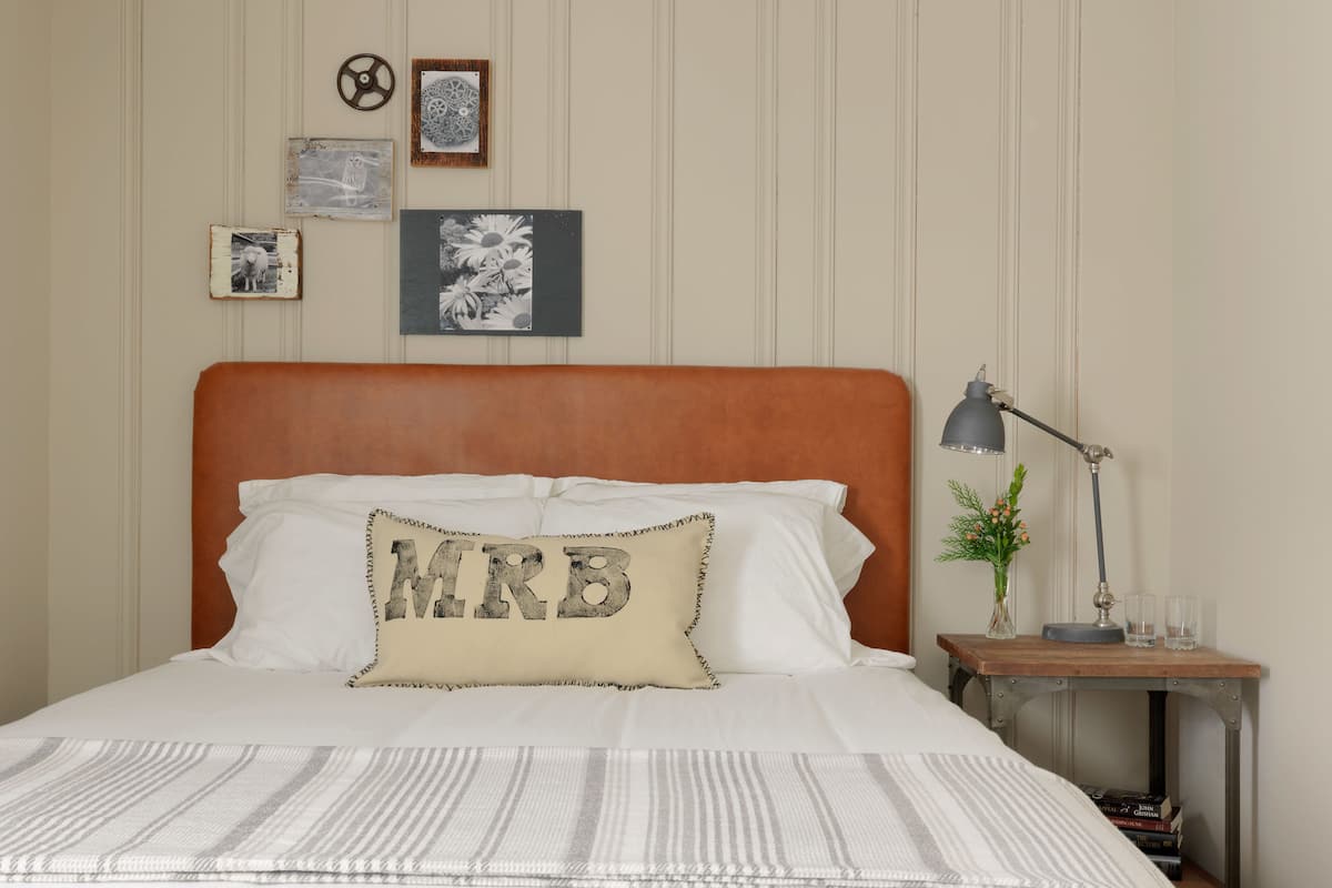 Barn: 1 Queen (2nd Floor) | Free WiFi