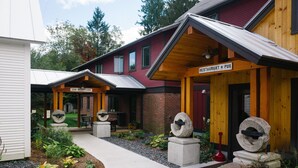A building with a reception area, a restaurant, and a pub. - Mad River Barn (Waitsfield)