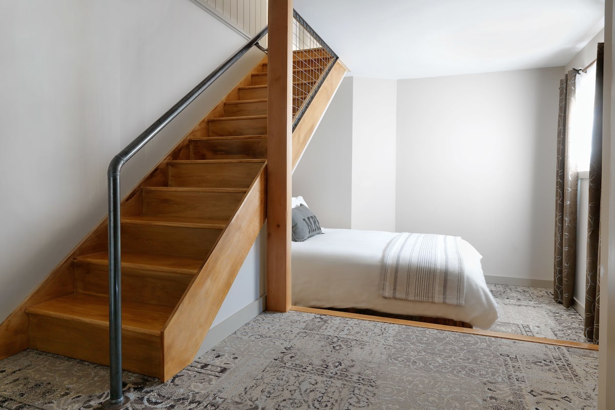 Barn: 1 Queen 2 Single (Loft) | Free WiFi