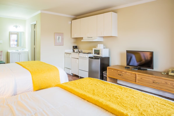 Kitchenette with Two Queen Beds | Pillowtop-patjalliset sängyt, työpöytä, silitysrauta/-lauta, lisävuoteet