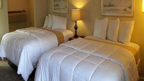 Pillowtop beds, desk, iron/ironing board (on request) - The University Inn Ann Arbor (Ann Arbor)