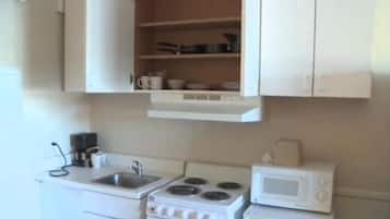 Refrigerador, microondas, cafetera/tetera