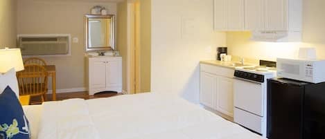 Surmatelas, bureau, fer et planche à repasser