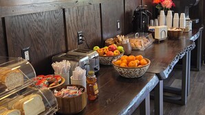 Een buffetgedeelte met diverse gerechten, een koffiebar en een pictogram voor de uitgang.
