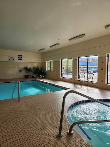 Luxury Inn And Suites