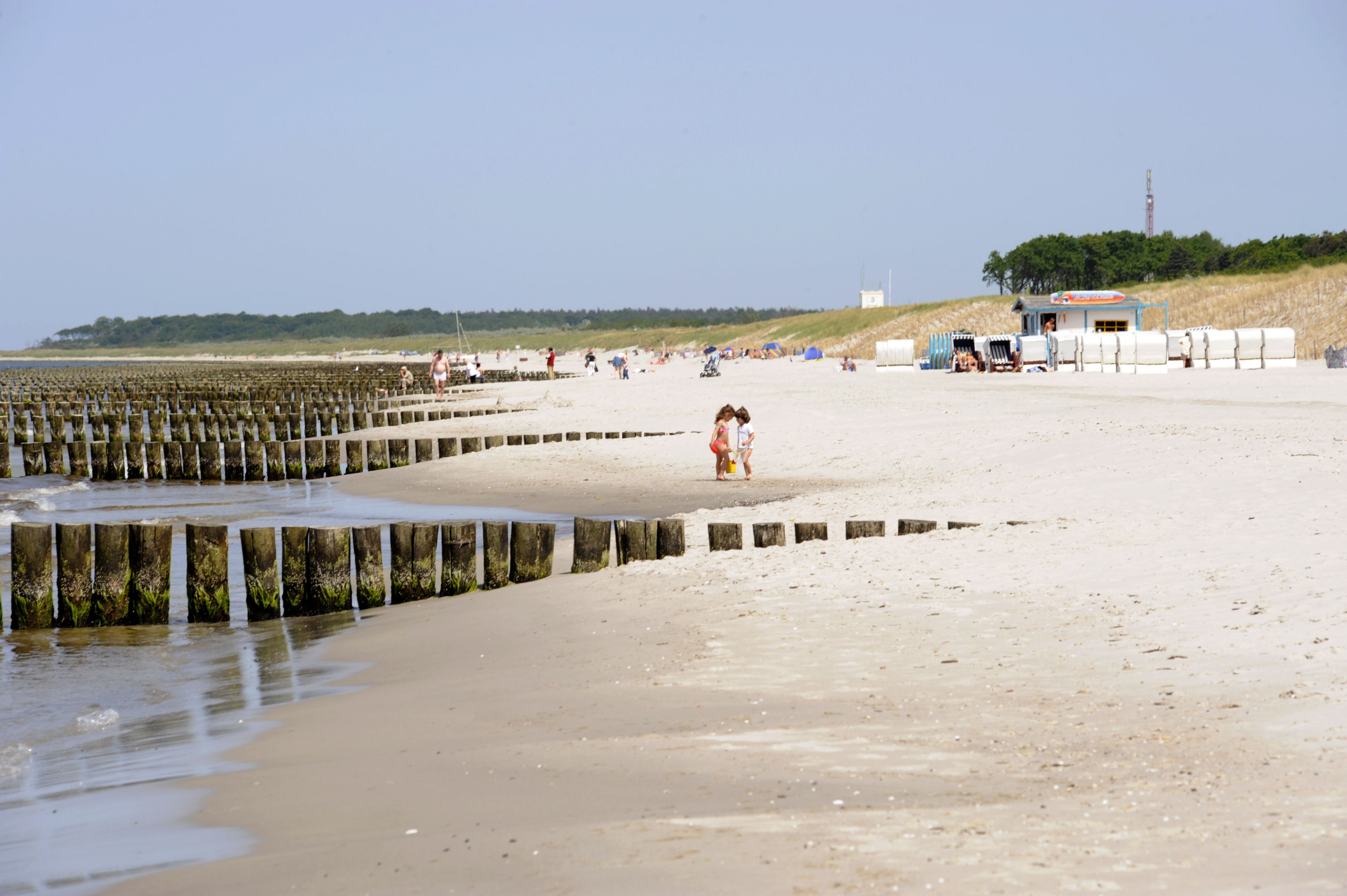 beach nearby, sun-loungers, beach umbrellas