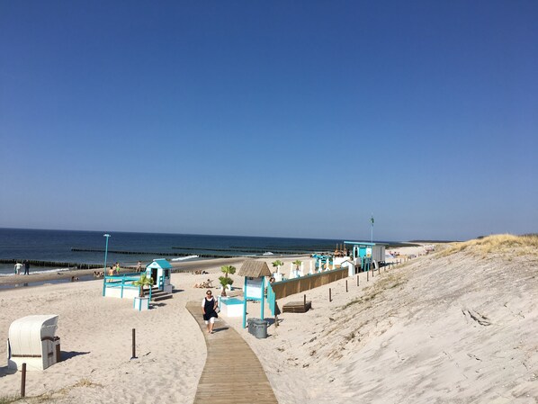 Tæt på stranden, liggestole, parasoller