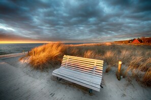 Plage à proximité, chaises longues, parasols