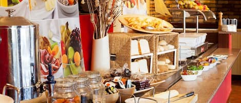Desayuno buffet todos los días (con cargo)