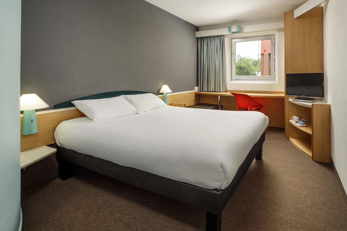 Desk, rollaway beds, free WiFi, bed sheets