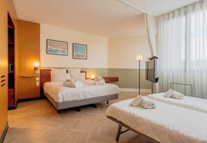 Quarto quádruplo conforto, para não fumantes | Roupas de cama premium, camas com colchões pillow-top