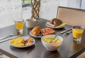 Café da manhã com buffet todos os dias mediante uma taxa