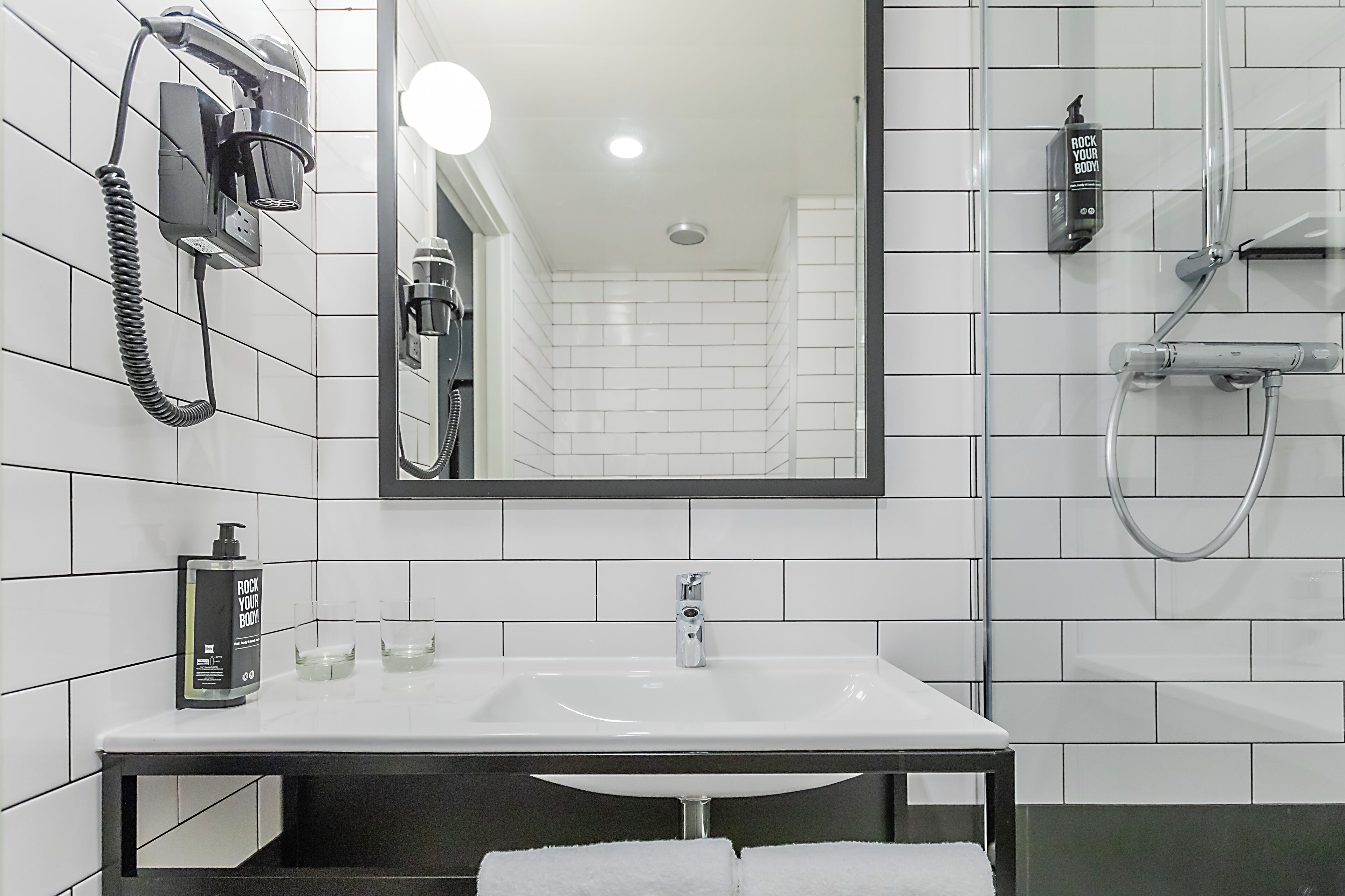 Combined shower/bathtub, hair dryer, towels