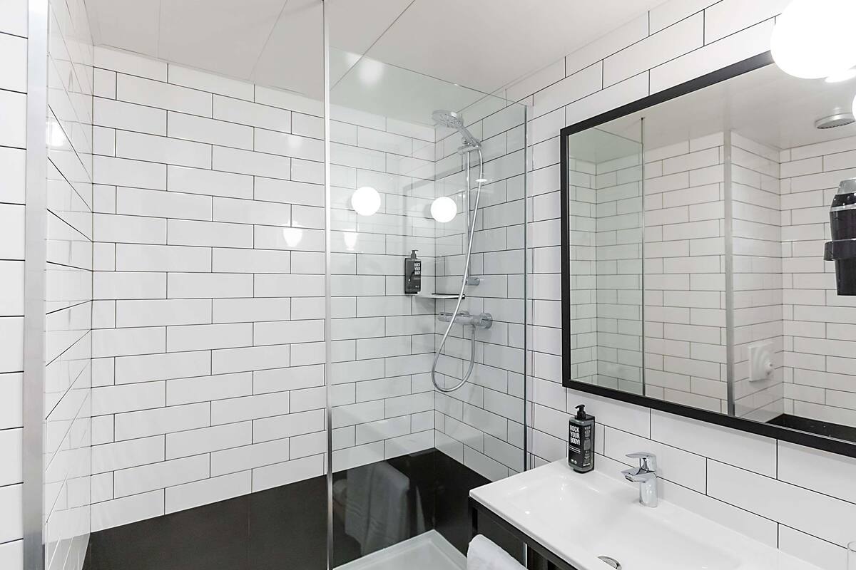 standard room, 2 single beds | bathroom | combined shower/bathtub, hair dryer, towels