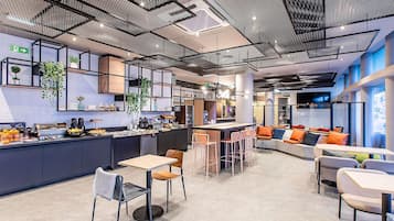 Een modern interieur met een bar, zitplaatsen en een keuken.