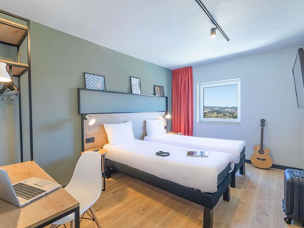 办公桌、笔记本电脑工作区、遮光窗帘、免费 WiFi