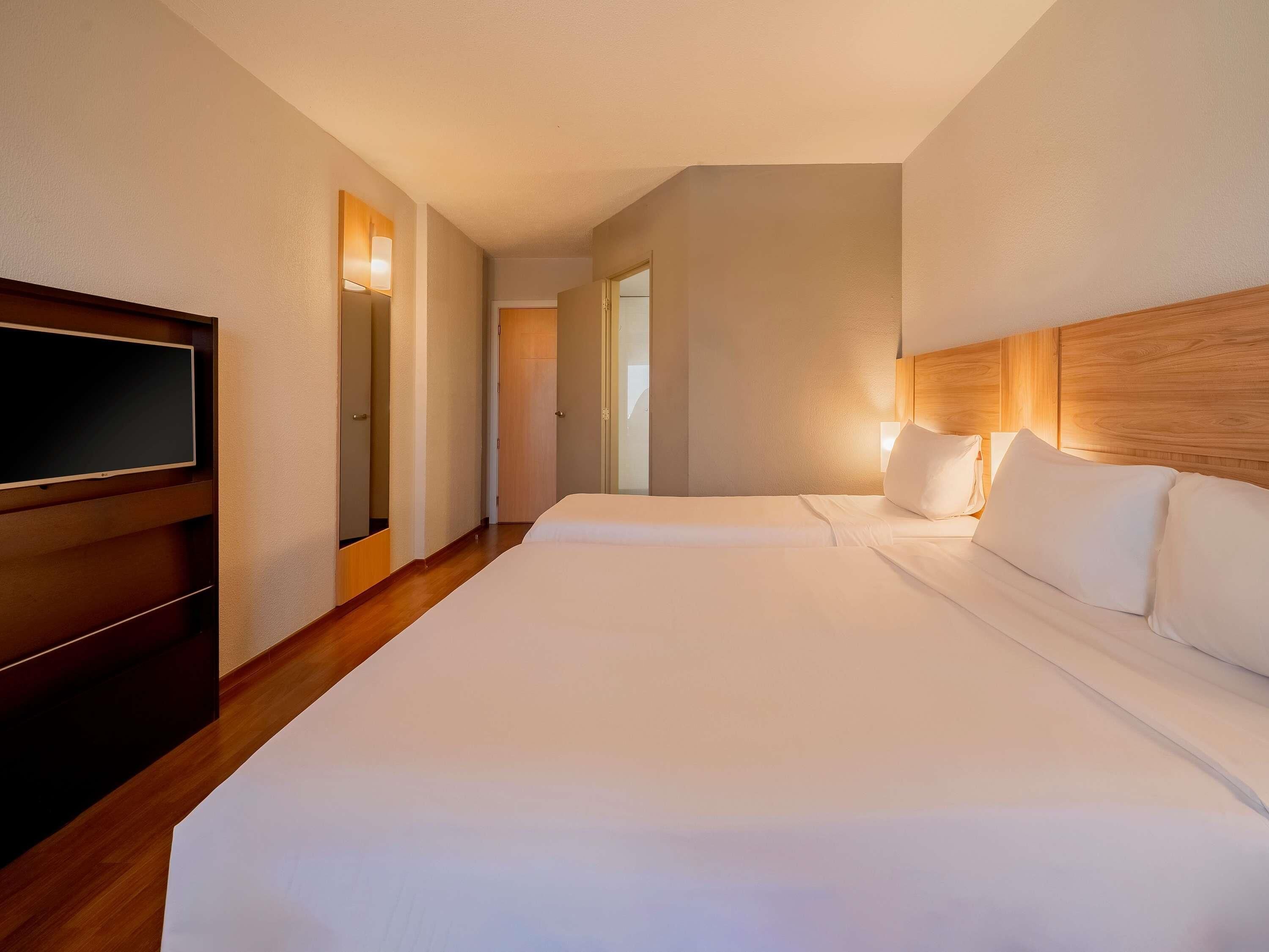 Standaard kamer, Meerdere bedden | Een minibar, een bureau, verduisterende gordijnen, geluiddichte muren