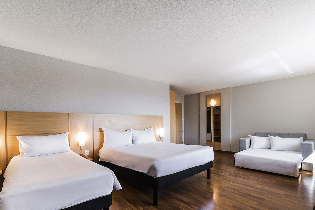 Familierom, flere senger | Minibar, skrivebord, blendingsgardiner og lydisolert