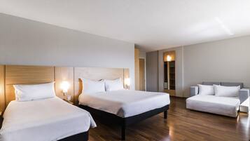 Perhehuone, useita sänkyjä | Minibaari, työpöytä, pimennysverhot, äänieristys