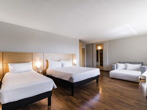 Habitación familiar, varias camas | Minibar, escritorio, cortinas opacas y sistema de insonorización