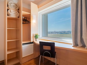 Chambre Standard avec lits jumeaux, 2 lits une place | Minibar, bureau, rideaux occultants, chambres insonorisées