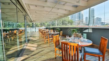 Café da manhã, almoço e jantar; local e internacional