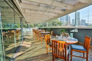 Se sirven desayunos, comidas, cenas y cocina local e internacional 