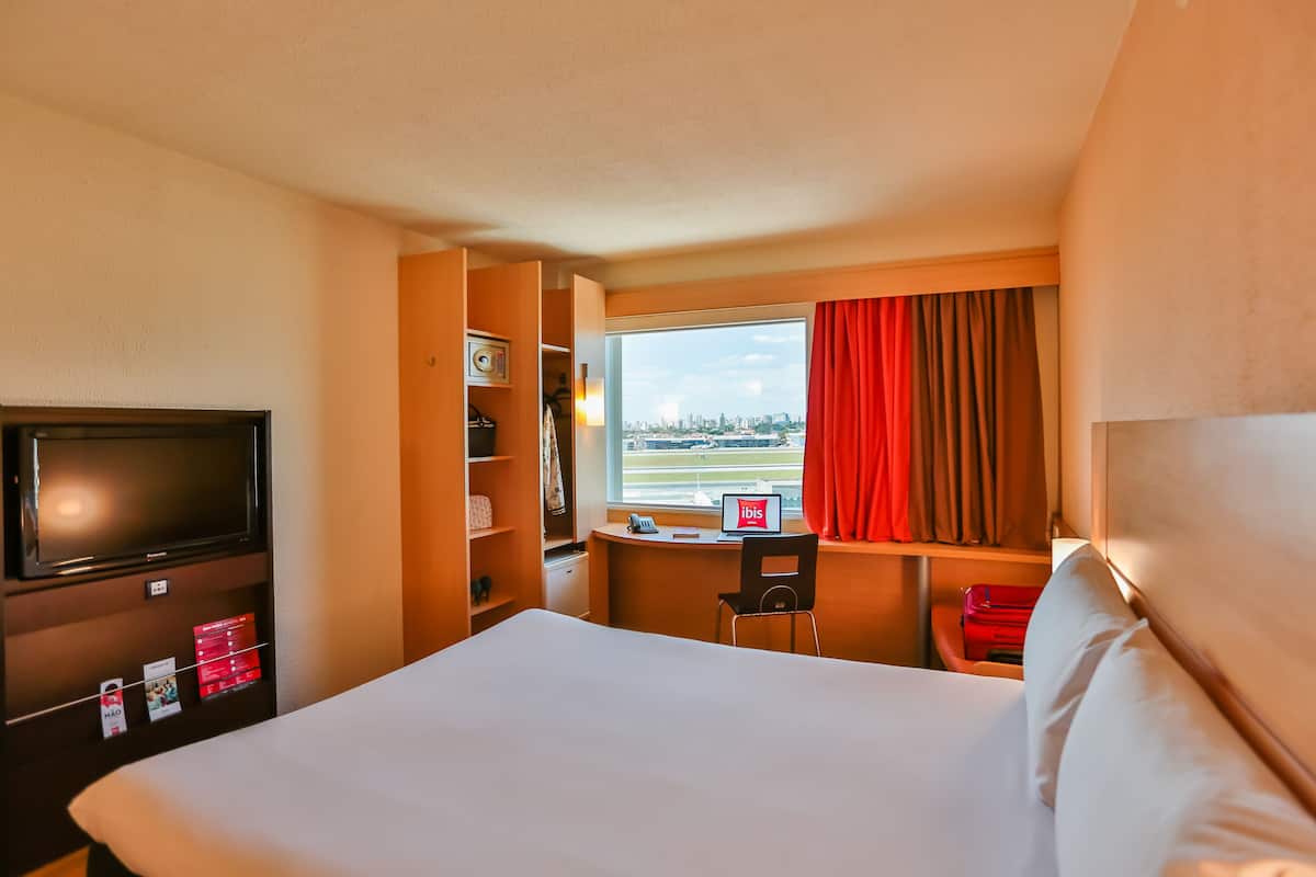 Standard Room, 1 Double Bed | Minibar, desk, blackout curtains, soundproofing