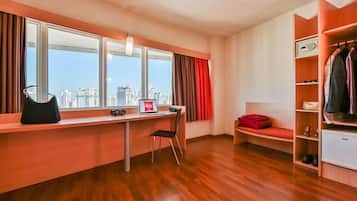 Frigobar, escrivaninha, cortinas blackout, quartos à prova de som