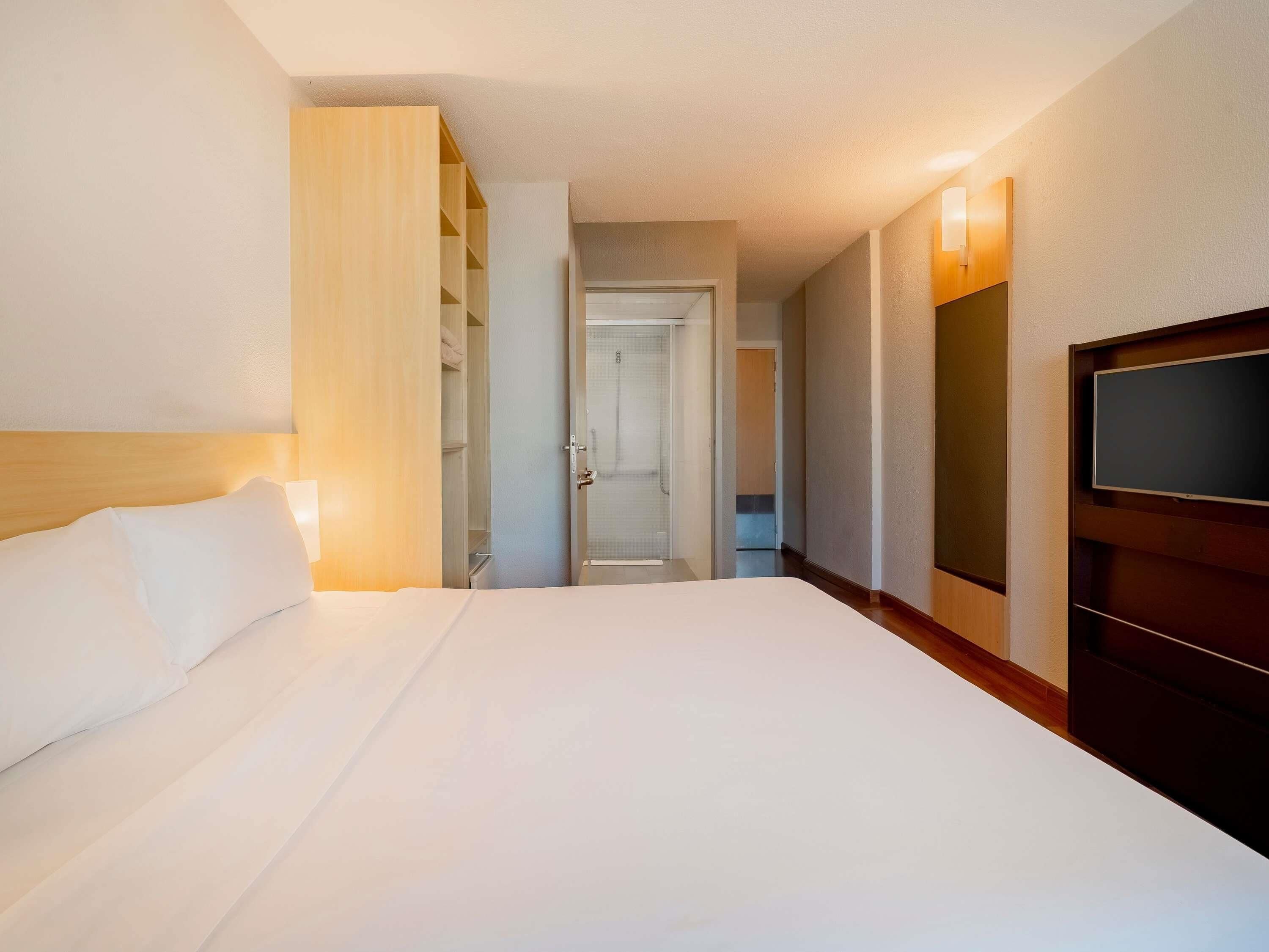 Standard Room, 1 Double Bed, Accessible | Minibar, desk, blackout drapes, soundproofing