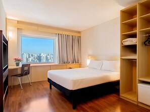 Rom – standard, 1 dobbeltseng, tilgjengelighetstilpasset | Minibar, skrivebord, blendingsgardiner og lydisolert