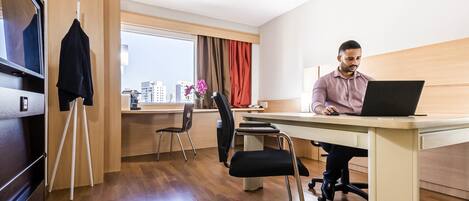 Minibar, Schreibtisch, Verdunkelungsvorhänge, schallisolierte Zimmer