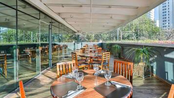 Se sirven desayunos, almuerzos, cenas y cocina local e internacional