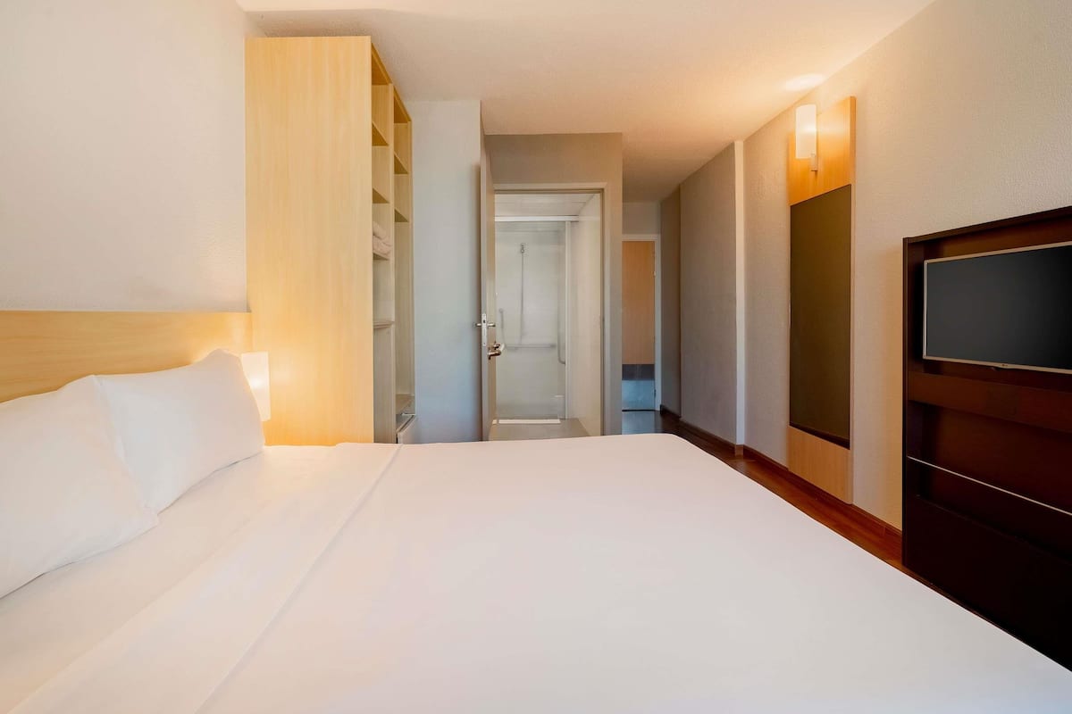 Chambre Standard, 1 lit double, accessible aux personnes à mobilité réduite