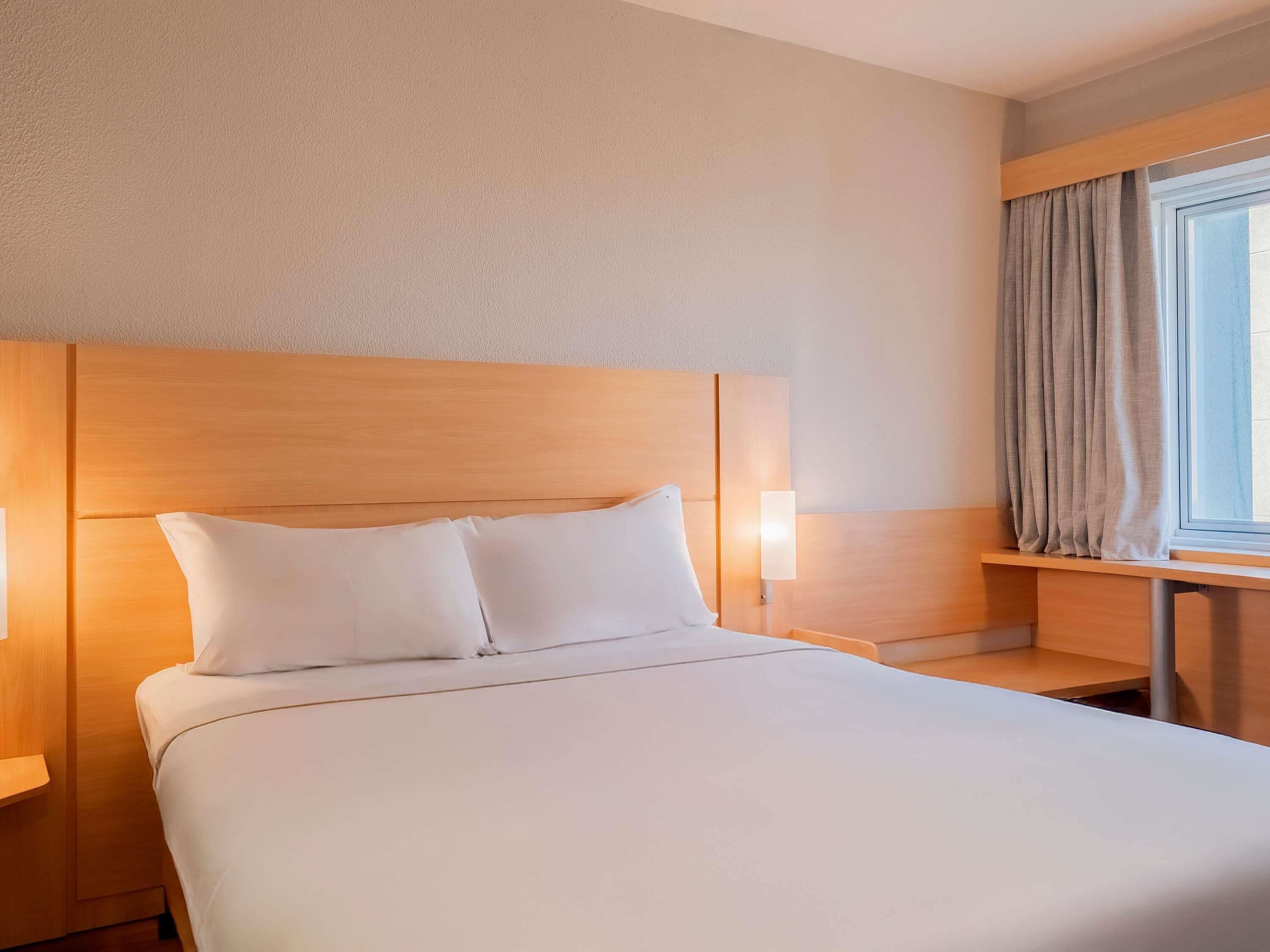 Rom – standard, 1 dobbeltseng | Minibar, skrivebord, blendingsgardiner og lydisolert