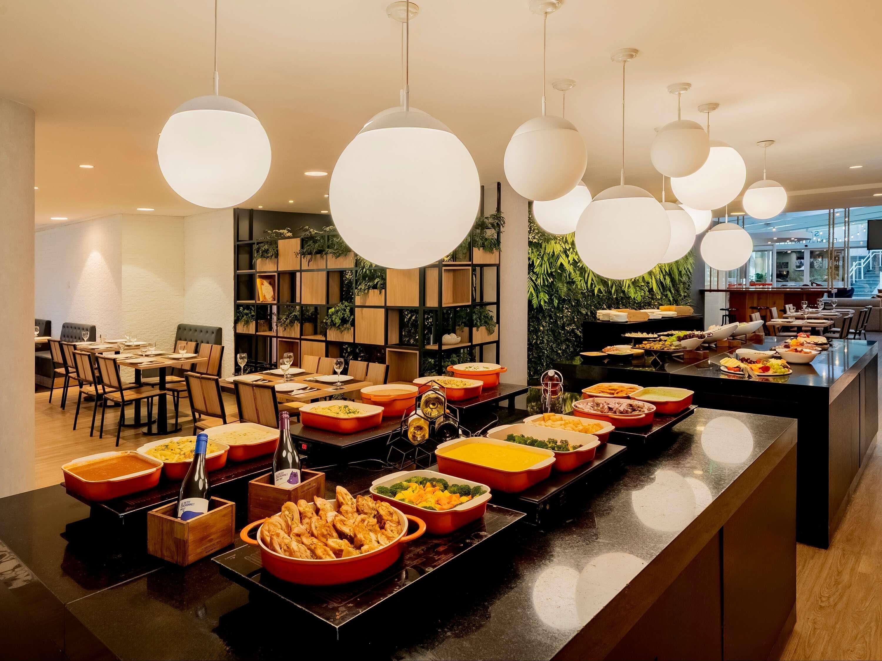 Se sirven desayunos, almuerzos y cenas; cocina local e internacional