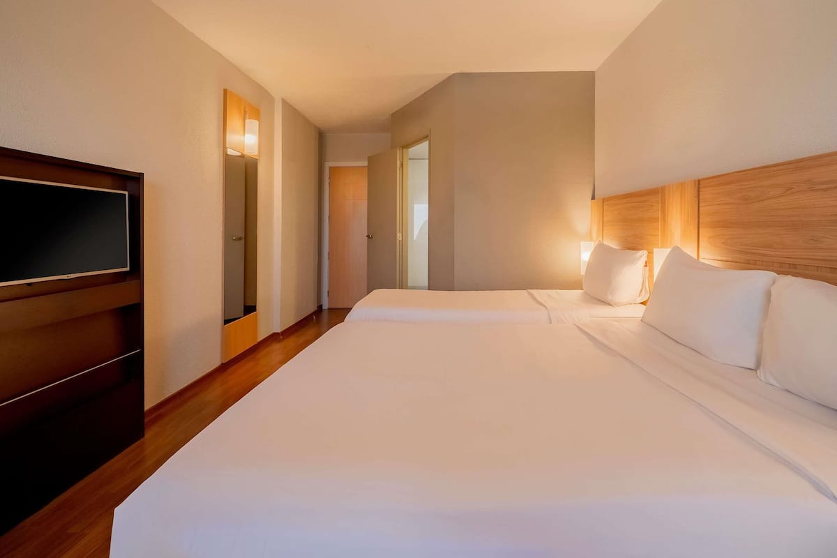 Rom – standard, flere senger | Minibar, skrivebord, blendingsgardiner og lydisolert